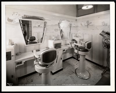 Innenansicht des Kinderhaarschneidezimmers im Charles of the Ritz Schönheitssalon bei B. Altman und Co., New Jersey, 1932 von Byron Company